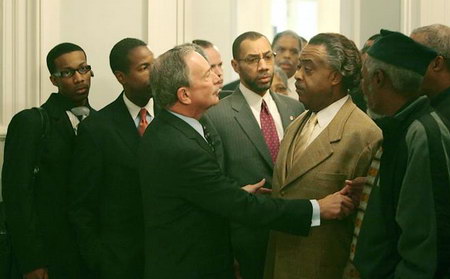 2006年11月25日，在警察射杀一名手无寸铁的黑人之后，纽约市长接见黑人领袖。