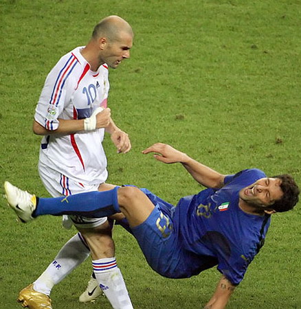 法国球星齐达内在德国柏林举行的世界杯决赛上用头撞倒了意大利后卫马特拉齐，意大利队赢得了世界杯。