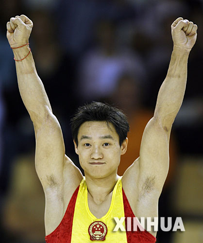 十、杨威（中国） 在今年的世界体操锦标赛中，26岁“高龄”的杨威终于完成了从“千年老二” 到“三冠王”的迅速蜕变，成为中国体操队领军人物。多哈亚运会上，他再次夺得4枚金牌，成为亚运会上个人夺冠最多的选手之一。 图为2006年10月21日，杨威在体操世锦赛男子双杠冠军颁奖仪式上