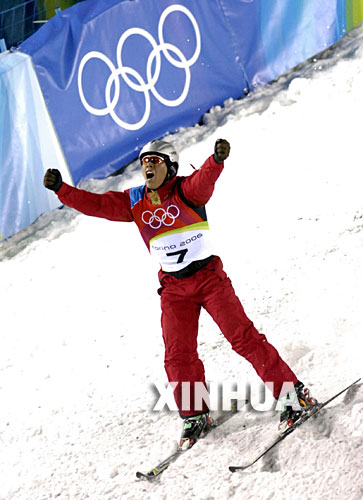 2006年2月，韩晓鹏在赛前不被看好的情况下夺得都灵冬季奥运会自由式滑雪空中技巧冠军，这也是中国雪上项目历史上的首枚金牌，也是中国男选手在冬奥会上夺得的首枚金牌。 图为2006年2月23日，韩晓鹏在都灵冬奥会成功完成决赛动作后欢呼。
