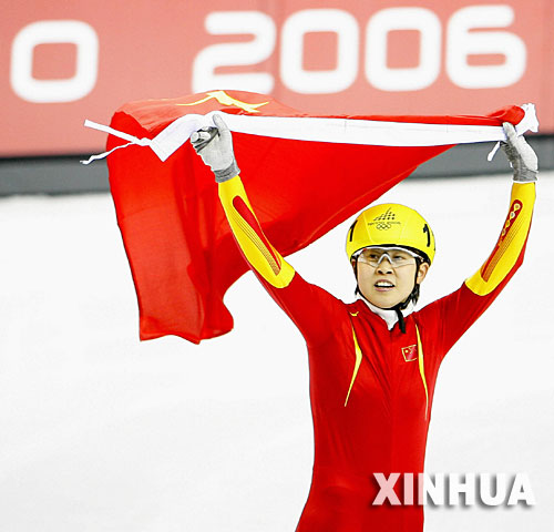 其實王濛一直具備超群實力，曾經多次奪得世界盃分站賽冠軍。她在今年２月都靈冬奧會短道速滑比賽中奪得女子５００米冠軍，沒有讓楊揚四年前摘得的這枚金牌旁落。這也是中國選手在都靈冬奧會上奪得的兩枚金牌之一和唯一的女子金牌。 圖為2006年2月15日，王濛在都靈冬奧會奪得短道速滑女子500米金牌後揮舞國旗慶祝。