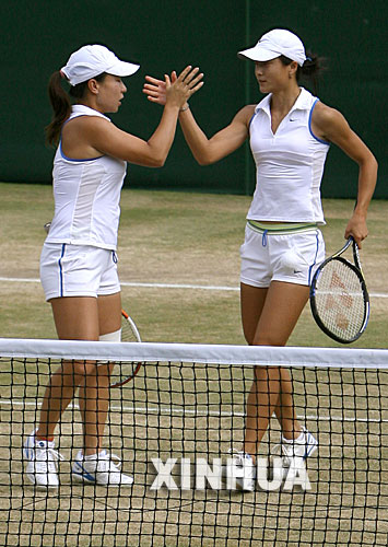郑洁/晏紫仍然是2006年中国网坛的标志性人物，年初的澳大利亚公开赛，晏紫与郑洁合作夺得女双冠军，中国女网首次获得大满贯冠军。7月，她们两人在温布尔登锦标赛再度获得女双冠军。在多哈亚运会上，她俩又赢得女双冠军。 图为2006年7月7日，郑洁/晏紫（左）在温布尔登网球公开赛女双半决赛击败对手后击掌庆祝。