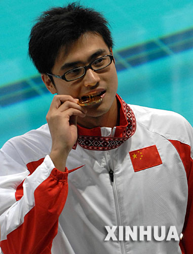 在多哈亚运会上，吴鹏战胜日本两大高手，以1分54秒91夺得男子200米蝶泳金牌。这一成绩是今年该项目世界第二好成绩。 图为2006年12月2日，夺得多哈亚运会男子200米蝶泳金牌的吴鹏在颁奖仪式上。 
