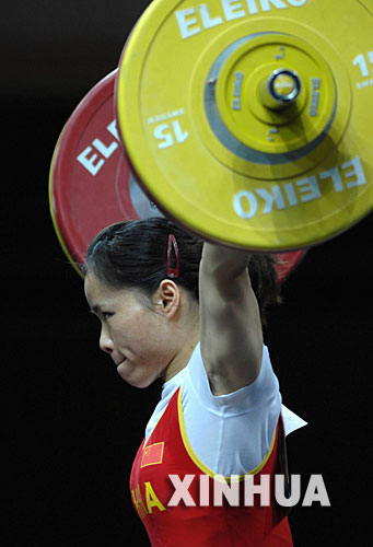 在多哈亚运会上，陈艳青在女子举重58公斤级比赛中夺冠，并分别打破抓举、挺举和总成绩的世界纪录，是亚运会上打破世界纪录项目和次数最多的选手。 图为2006年12月3日，陈艳青在多哈亚运会女子举重58公斤级决赛抓举比赛中。