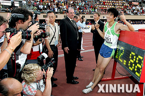  一、刘翔（中国） 2006年瑞士洛桑田径大奖赛上，刘翔跑出了12秒88的成绩，打破了冰封13年之久的男子110米栏世界纪录。 图为2006年7月11日，刘翔（右）打破男子110米栏世界纪录后接受采访。 