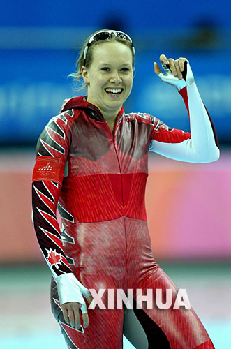 七、辛·克拉森（加拿大、女） 都灵冬奥会冠军、加拿大名将辛·克拉森在都灵冬奥会上勇夺5枚奖牌，包括1块金牌。在此后加拿大卡尔加里举行的世界速度滑冰全能锦标赛上，她又打破女子3000米速滑世界纪录。 图为2006年2月22日，辛·克拉森获得都灵冬奥会速度滑冰女子1500米冠军后庆祝。