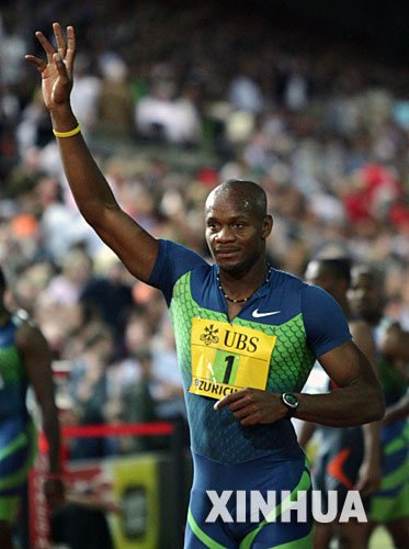  九、阿萨法·鲍威尔（牙买加） 2006年在德国举行的国际田联田径大奖赛上，男子100米世界纪录保持者、牙买加“飞人”鲍威尔再次跑进10秒夺冠，取得他本赛季第七个冠军头衔。为此他荣获2006年国际田联最佳运动员。 图为2006年8月18日，鲍威尔在获得国际田联黄金联赛苏黎世站男子100米跑冠军后向观众致意。