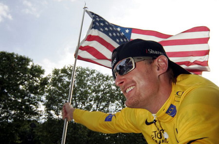 2006年7月23日，法國巴黎。2006環法自行車冠軍佛洛依德-蘭迪斯在巴黎愛麗舍大街騎車揮舞美國國旗。