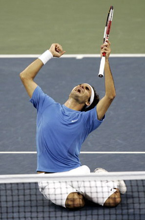 2006年9月10日，美国纽约。瑞士网球选手罗杰-费德勒在美网公开四男单决赛上安迪-罗迪克后喜不自禁。费德勒赢得了他的第九个大满贯冠军，与皮特-桑普拉斯的14个大满贯记录还差5个。