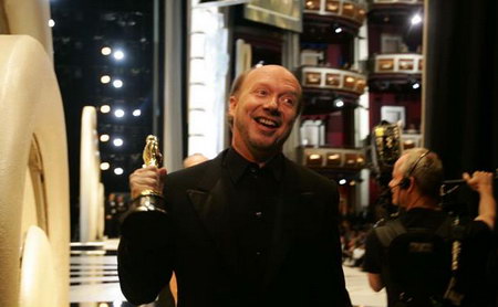 第78届奥斯卡金像奖颁奖典礼在洛杉矶柯达剧院隆重举行，美国导演保罗·哈吉斯的《撞车》获最佳影片。图为保罗炫耀奥斯卡奖座，这是奥斯卡奖的最高殊荣。