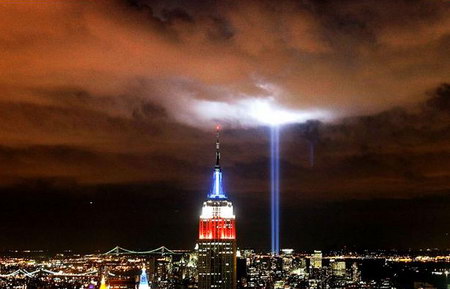 2006年9月11日,美国曼哈顿摩天大楼亮灯纪念911事件五周年。