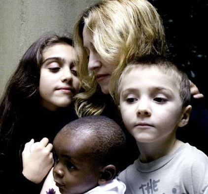 麥當娜雖已為一子一女之母,但她仍決定於英國導演老公蓋·裏奇從西非馬拉維一個貧困農民家中領養了一個13個月的小男孩。