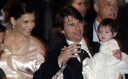 2006年 4月19日，湯姆·克魯斯的未婚妻凱蒂·霍爾姆斯生了一個女兒，圖為克魯斯一家在西班牙的全家福。