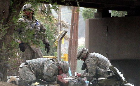 2006年5月，在巴格達，駐伊美軍士兵在為受傷戰友作人工呼吸。