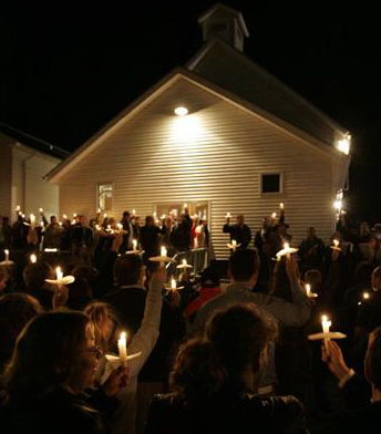 2006年1月2日清晨6时30分左右,美国东部西弗吉尼亚州一煤矿发生爆炸,致使被困13名矿工中12人丧生。图为亲友在教堂高举蜡烛悼念煤矿遇难者。