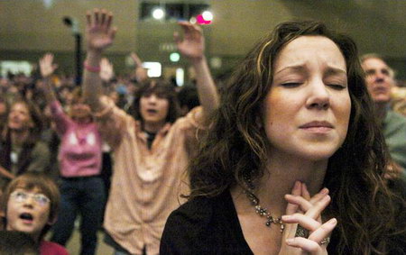 2006年11月，美国“全国福音协会”会长哈格爆出招妓丑闻后，辞去科罗拉多斯普林斯“新生命教会”主任牧师一职。图为教会成员为其祈祷。