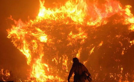 2006年2月，美国南部草原持续数日的大火蔓延数个州，图文消防人员在灭火。