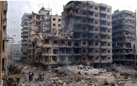 2006年7月，记者在黎巴嫩首都贝鲁特郊区的废墟中行走。长达一月的以黎战争造成1000多人死亡。