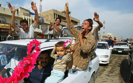 2006年11月，当伊拉克法庭宣判前总统萨达姆死刑之后，几名男子上街庆祝。