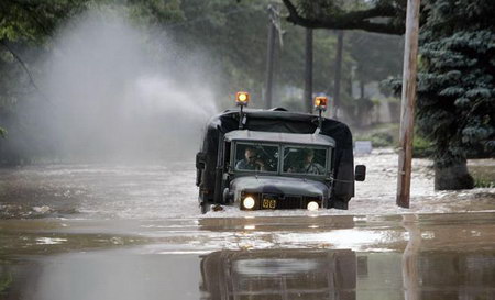 2006年7月，美國新澤西州遭暴風雨襲擊。圖為一輛軍車困在洪水中。