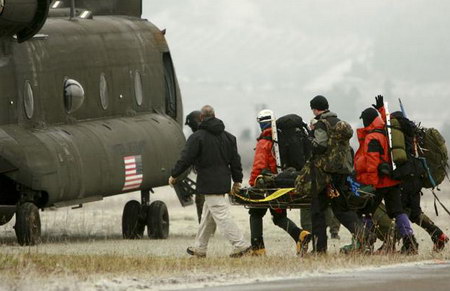 12月17日，在俄勒冈州胡德里弗机场, 美国救援人员用担架抬着一具登山者的尸体