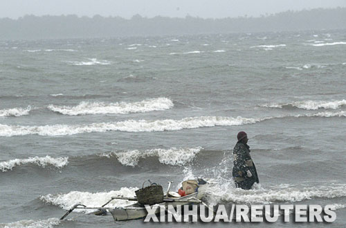 1月3日，在印度尼西亞蘇拉威西島的巴里巴里，一位漁民因天氣惡劣無法出海捕魚。當(dāng)天，印尼有關(guān)方面派出救援隊(duì)，繼續(xù)搜尋印尼亞當(dāng)航空公司失蹤的波音737-400型客機(jī)。 新華社/路透 