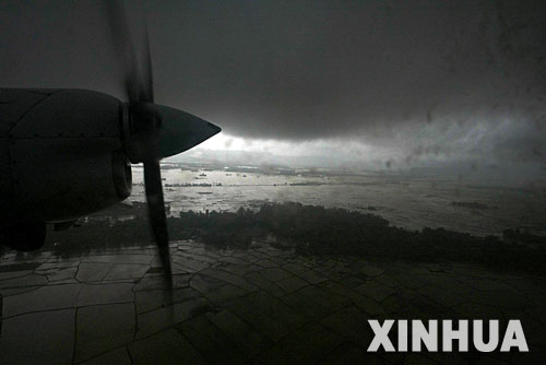 1月3日，在印度尼西亞的蘇拉威西島附近，一架飛機(jī)冒雨執(zhí)行搜救任務(wù)。由于天氣狀況惡劣造成搜救行動受阻，截至雅加達(dá)時間3日16時，印尼亞當(dāng)航空公司的一架失蹤客機(jī)仍未找到。 新華社發(fā)