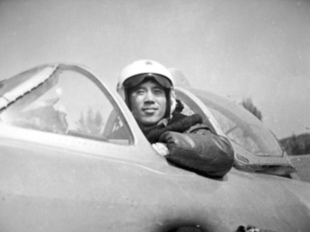 空军飞行员李剑英战机受损 保全群众未跳伞牺牲