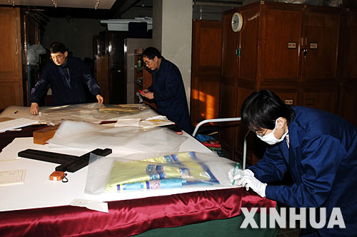中国国家博物馆的工作人员在包装文物（2006年12月13日摄）。 中国国家博物馆将于2007年4月开始扩建。日前，国家博物馆内62万件馆藏文物开始分批外迁。 新华社发（董清 摄） 