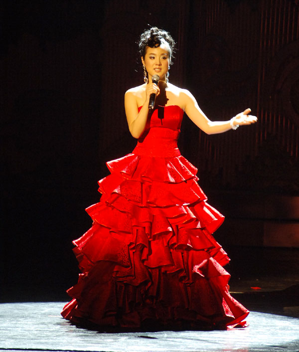 组图:中国歌手哈辉 追梦不止