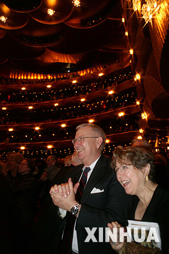 1月13日，觀眾在中國歌劇《秦始皇》演出結束後起立鼓掌。當日，中國歌劇《秦始皇》在美國紐約大都會歌劇院上演，並向北美、歐洲和日本等地的150余家影院同步直播，3萬多名觀眾共用了這場視聽盛宴。該劇由譚盾作曲、指揮，張藝謀執導，多明戈主演，自從2006年12月21日上演以來反響強烈，本演出季9場演出票全部銷售一空。