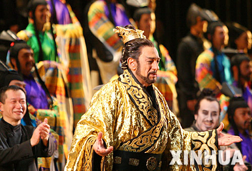 1月13日，在中國歌劇《秦始皇》中出演秦始皇的世界著名男高音歌唱家多明戈（中）演出結束後謝幕。當日，中國歌劇《秦始皇》在紐約大都會歌劇院上演，並通過高保真數字傳輸技術在全球150多家影院直播，北美、歐洲和日本的3萬多名觀眾共用了這場視聽盛宴。該劇由譚盾作曲、指揮，張藝謀執導，多明戈主演，自2006年12月21日首演後反響強烈，本演出季9場演出票全部銷售一空。 