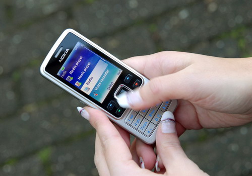 诺基亚超薄不锈钢手机[组图]