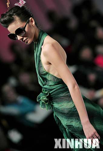 1月15日，模特在展示英国设计师伯纳德·富恩的时装作品。当日，香港时装节拉开帷幕，多位时装设计师的作品将在时装节期间亮相。