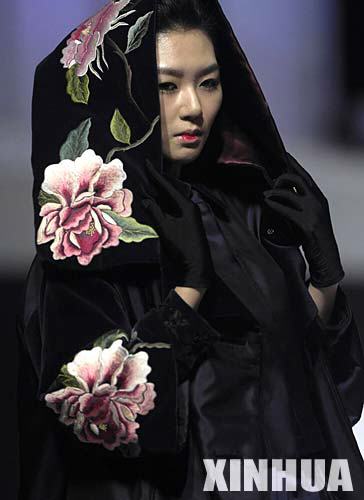 1月15日，模特在展示時裝。     當日，香港時裝節在香港國際會議展覽中心拉開帷幕。 