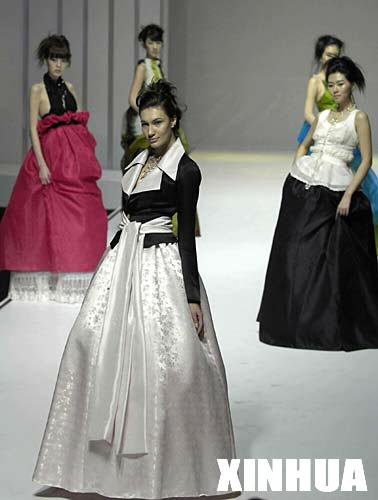 1月15日，模特在展示时装。     当日，香港时装节在香港国际会议展览中心拉开帷幕。 