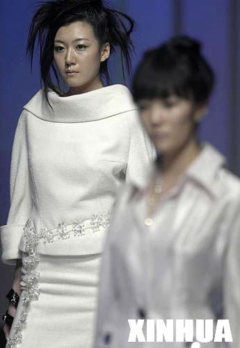1月15日，模特在展示时装。     当日，香港时装节在香港国际会议展览中心拉开帷幕。