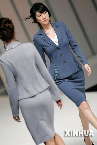 1月16日，模特在展示南韓時裝設計師的作品。當日，南韓時裝設計師作品專場表演在香港時裝節上演，多位南韓設計師向觀眾展示了其最新創意。     新華社記者 周磊 攝 