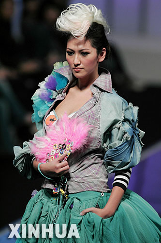 1月18日，模特在展示香港青年時裝設計師的作品。當日，隨著“香港青年時裝設計師創作表演賽”在香港會展中心舉行，香港時裝節落下帷幕。 新華社記者周磊攝
