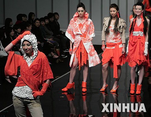 1月18日，模特在展示香港青年時裝設計師的作品。當日，隨著“香港青年時裝設計師創作表演賽”在香港會展中心舉行，香港時裝節落下帷幕。 新華社記者周磊攝
