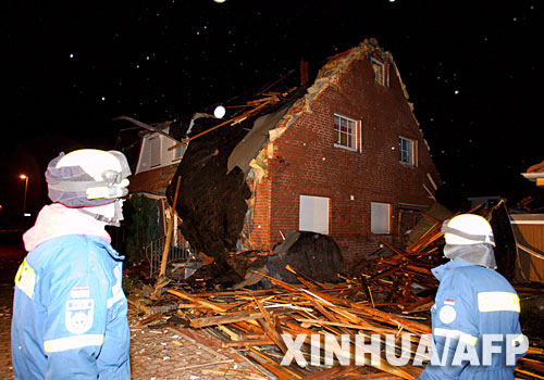 1月18日，在德国巴尔辛豪森，救援人员查看一座被风暴毁坏的房屋。一场强风暴18日席卷德国，造成至少7人死亡。 新华社/法新
