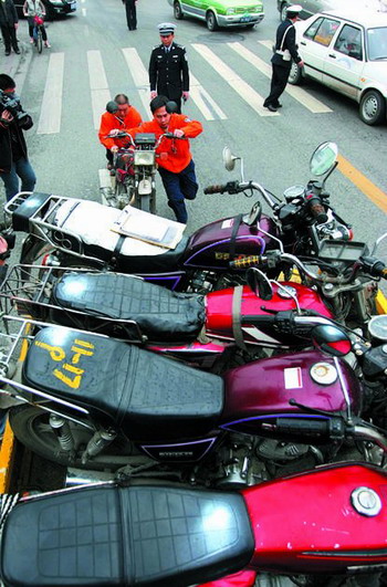 2007年1月16日，違規駛入市區內的摩托車，除鐵定扣車外，還要追加至少200元罰款。