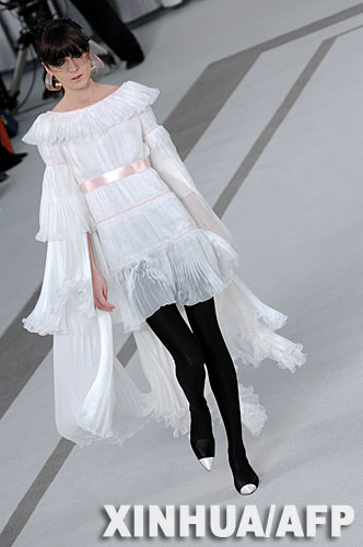 香奈兒2007春夏高級女裝展 1月23日，在法國巴黎，一名模特在香奈兒2007春夏高級女裝展上展示德國設計師卡爾·拉格菲爾德的作品。 新華社/法新
