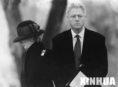 1998年12月19日，美国总统克林顿因莱温斯基绯闻案遭到美国众议院弹劾。这是1998年12月21日，克林顿（右）与夫人希拉里在弹劾条款通过的第三天首次公开露面。