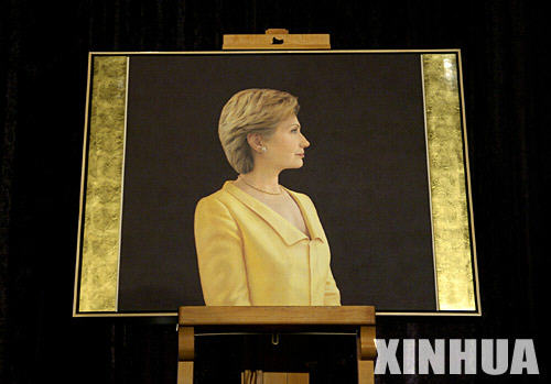 这是2006年4月24日拍摄的希拉里的画像。这幅画像与她丈夫克林顿的画像一道保存在华盛顿美国国家肖像陈列馆里。