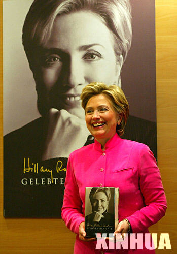 这是2003年7月6日，希拉里在德国首都柏林的一家书店宣传她的白宫回忆录《活生生的历史》。