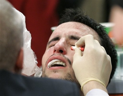 科比肘击吉诺比利惨遭禁赛