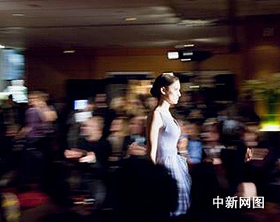 奥斯卡首次举办五十年经典女明星礼服秀(组图)