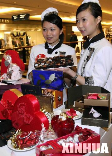 1月23日，工作人员在展示专为情人节制作的各式巧克力。当天，香港海港城举办“情人节巧克力之旅”活动，展示来自比利时、法国、美国、日本及中国香港等地专为情人节设计制作、包装的巧克力。 