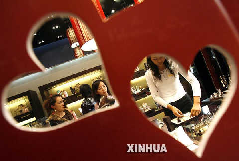 2月6日，在北京的一家首饰店内，几位女士正在挑选情人节钻石饰品。情人节将至，北京的许多首饰商家相继推出以爱情为主题的产品来吸引消费者。 